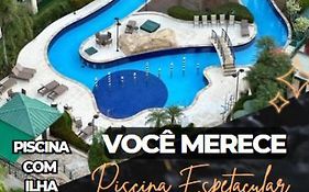 Magnifico Flat na Barra da Tijuca 704, com Linda Piscina, Academia, Balsa para Praia, Microondas, Frigobar, Tv Smart, Varanda e Mesa para Trabalho